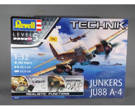 Revell Technik Junkers JU88 A-4 1:32 scale Level 5 model with light and realistic functions, 380 parts, appears factory seale