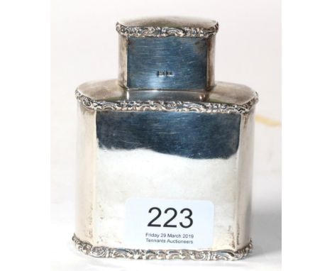 An Edwardian silver tea caddy, Henry Mathews, Birmingham 1907, with scroll borders, 10cm high, 4.7ozt  