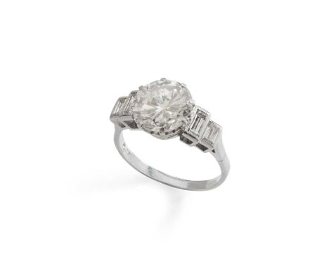 A diamond ring claw-set with an old round-cut diamond, each shoulder set with two baguette-cut diamonds, stamped PLATDimensio