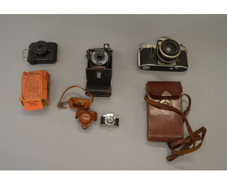 Mycro Una miniature camera together with V.P Twin Bakelight camera and two other cameras. (4)
