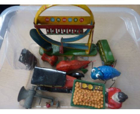 A QUANTITY OF UNBOXED AND ASSORTED TINPLATE AND PLASTIC CLOCKWORK TOYS, to include Tri-ang Minic Jabberwork (s.d.), Great Spi