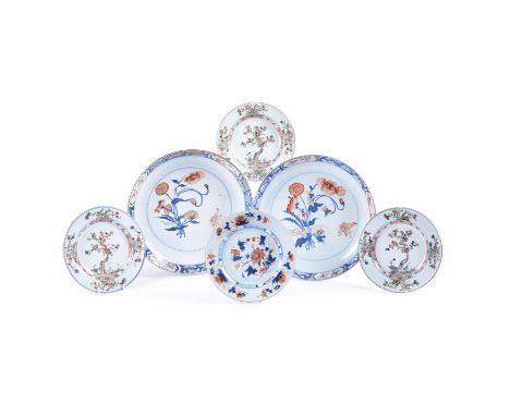 A pair of Chinese Imari circular dishes, Kangxi, painted in underglaze blue, iron-red and gilt with central flower and butter