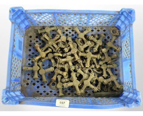 A crate of vintage brass 'T' shaped door handles 