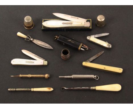 A mixed lot, comprising a mother of pearl handled fruit knife with name plaque 'E. Tuson', Sheffield 1872, 8.7cms closed, com