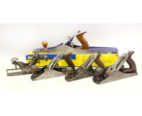 Woodworking Planes Stanley No.113 compass plane, Record 07 (boxed), Record No.04 and two Bailey No. 4 1/2 (4)