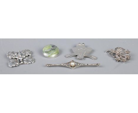Five silver brooches, including marcasite and Canadian examples. Total weight: 42g.  Marcasite bar brooch stamped 800.