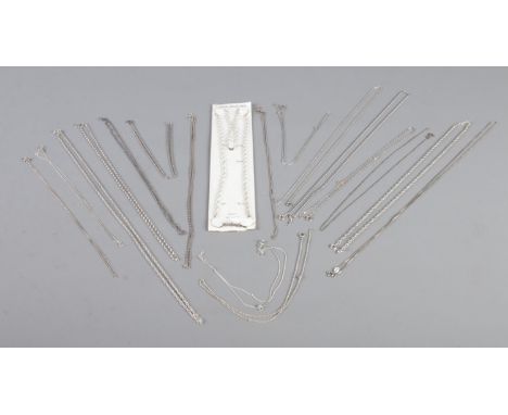Eighteen silver chains. Total weight: 59g.  
