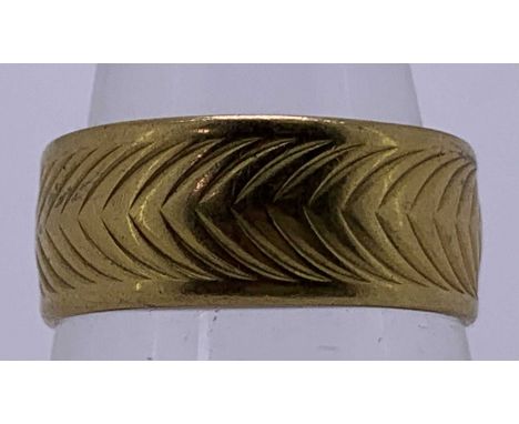 VINTAGE 22CT GOLD WEDDING BAND - with chevron type pattern to the outer, Size N, 5.6grms