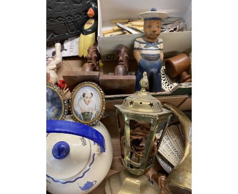 MIXED COLLECTABLES GROUP - to include vintage and later brassware, treen bookends and other wooden ornaments, pair of framed 