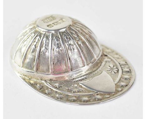 An Elizabeth II hallmarked silver tea caddy spoon in the form of a jockey's cap, length 5.5cm, approx. 12.2g.Condition Report