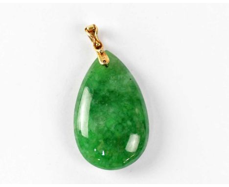 A green jade pendant with 9ct gold mount, length 3cm.