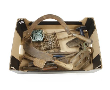 Quantity of cold chisels, gardening tools etc G 