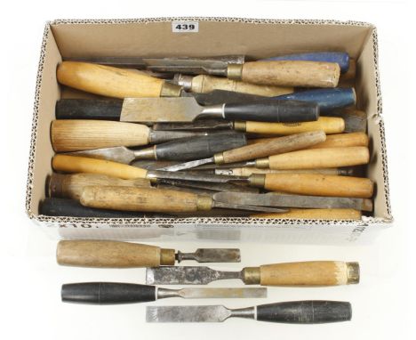 32 chisels, gouges and carving tools G 