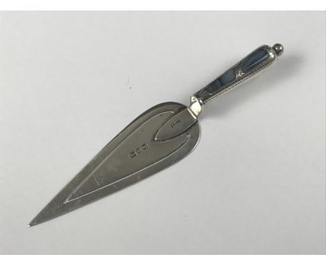 A Victorian silver novelty book mark modelled as a trowel, the handle set with polished agate, Adie & Lovekin Ltd, Birmingham