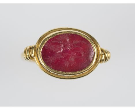   Gold and ruby seal.  Medieval period.  England.  Gothic.  14th century. Oval cameo depicting a lion.  1,2 x 2,2 cm. Excelle