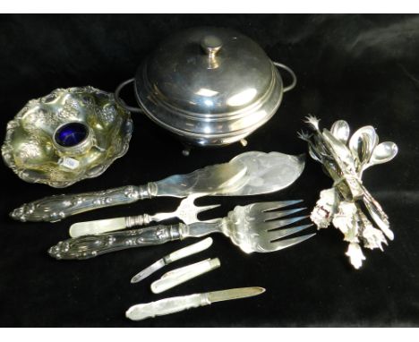 A pair of silver plated fish servers, together with three mother of pearl handled pocket knives, a silver plated lobed bon bo