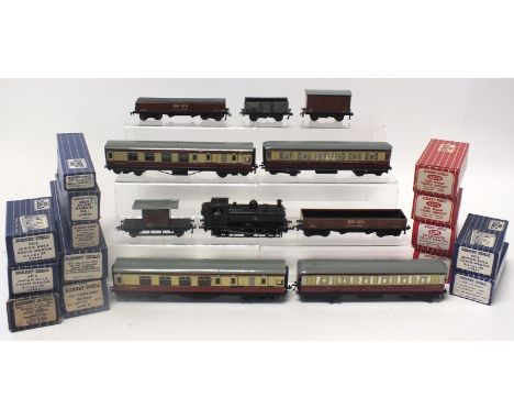 Hornby Dublo: rolling stock items, the majority boxed to include two W.R Corridor coaches, 3x bulk grain wagons, two traffic 