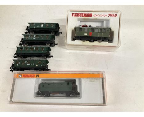 A Boxed N Gauge Fleischmann Track Cleaner. A Arnold Baggage Car and 4 Loose Carriages.