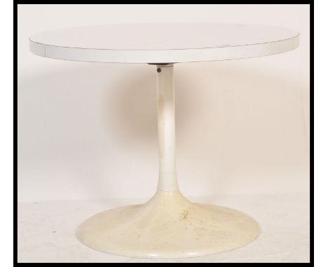A retro 20th Century circular pedestal coffee table / side table in the manner of Eero Saarinen, the table supported on a&nbs