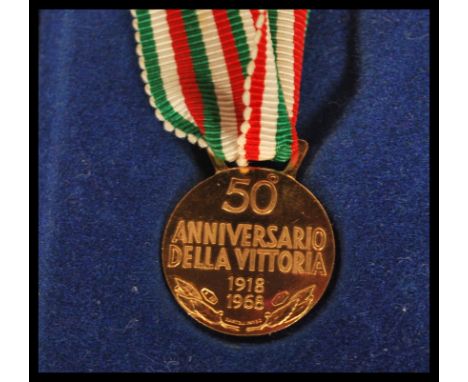 An 18ct gold Italian Second World War WWII / WW2 commemorative medal complete in fitted case. Weighs 5.2 grams without ribbon