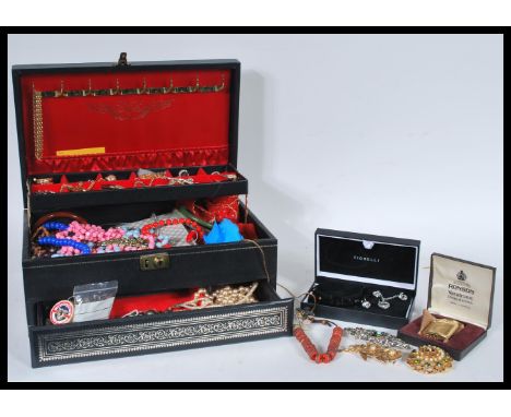 A good collection of vintage costume jewellery to include necklaces, bracelets, bangles etc. Contained within a faux black le