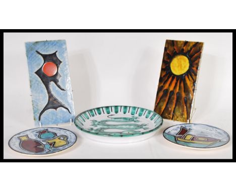 A group of vintage retro 20th Century ceramics and pottery to include two Eric Leaper Newlyn ceramic plates, a Cornish dragon