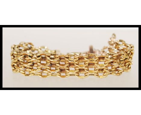 A stamped 375 9ct gold mesh link bracelet with spring ring clasp. Total weight 13.9g. 19cm long.&nbsp;