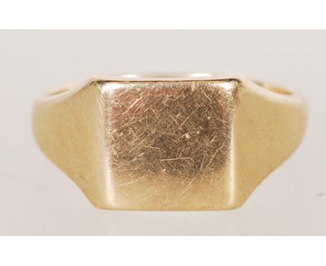 A 9ct gold hallmarked signet ring, having a rectangular cartouche with no markings, Birmingham assay mark. Size U.5. Total we