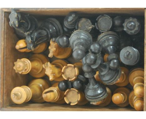 A set of early 20th century turned ebony and boxwood chess pieces (complete) Condition Report / Extra Information King height