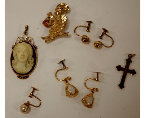 Mixed jewellery to include 9ct gold cross pendant, pair 9ct gold ear clips, pair 9ct gold and opal set ear clips, carved shel