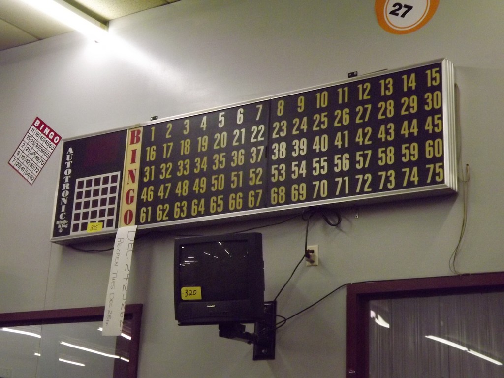 LOT (2) BINGO KING MODULAR MACH BINGO CONSOLES WITH (1) BINGO KING