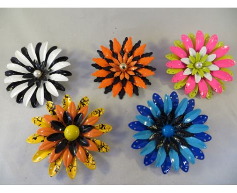 5x Vintage enamel flower brooches