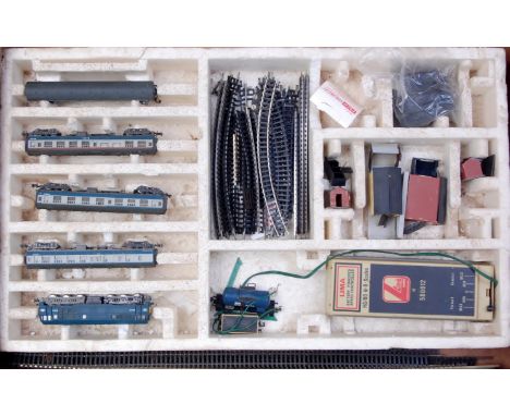 N gauge Lima BR blue AIA-AIA diesel locomotive, 4 blue/grey coaches, 2 wagons, track etc (F)