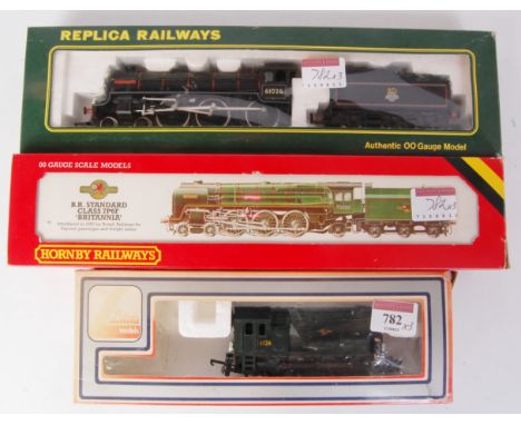 A Hornby R063 repainted 'Britannia' engine and tender (PR-BG), a Replica Railways BR lined black class B1 engine and tender, 