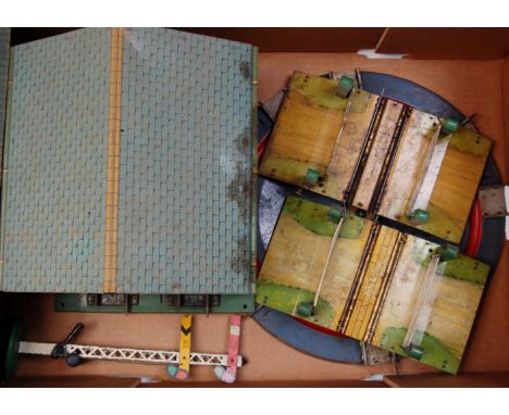 A large tray of Hornby accessories including 1935-41 No. 1A engine shed - green base, yellow ridge tiles, inside of doors pla