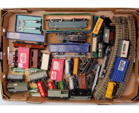 A mixed lot of Hornby Dublo including 0-6-2 tank engine, Acho electric locomotive missing pantographs, 24x D1 and SD6 wagons,