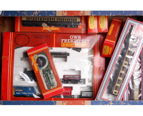 Locos and rolling stock to include Hornby R533 GWR train set, R059 pannier tank engine, R296, R011, R012, 2X R456 (G-BG) 3 Li