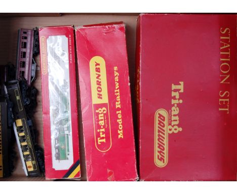Triang R81 station set box containing early acetate platforms and later brown building (F-BF), Traing Hornby R474 terminus bu