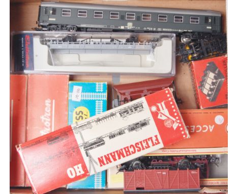 Continental H0, 11 various wagons and coaches, by Fleischman, Trix Express, Electrotren, and others, some items boxed (G-BG),