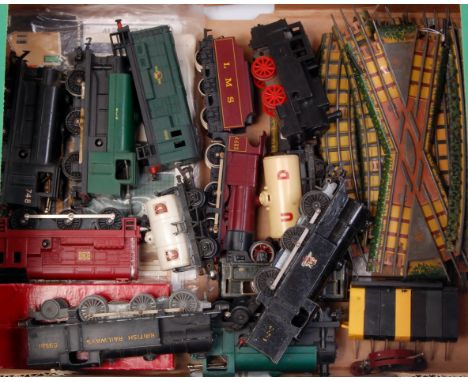 Mixed lot Triang clockwork black 0-6-0 saddle tank engine, 2 others green, red diesel shunter, freelance 0-4-0 tank engine, T