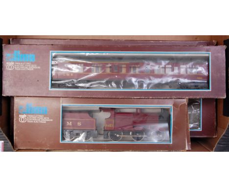 A large tray containing 3 x Lima maroon LMS bogie coaches no. 15865 (G-BG) and a Lima maroon LMS 0-6-0 loco no. 4683 and 6 wh