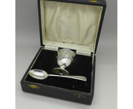 A silver egg cup and spoon Christening set, Birmingham 1953, 54g