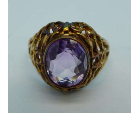 A 9ct gold and amethyst ring, 3.4g, P