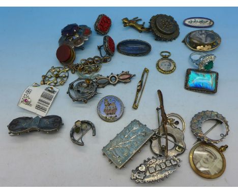 Victorian silver brooches, Scottish brooches and enamel brooches and other jewellery, some a/f