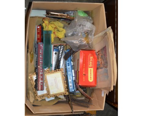 BOX CONTAINING UNFRAMED PICTURES, VARIOUS MODEL RAILWAY ACCESSORIES, MALING BOWL, PICTURE FRAMES ETC     