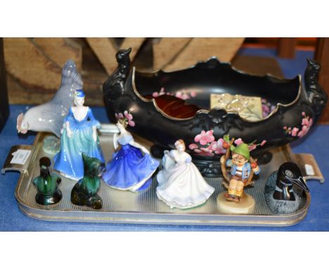 BOX CONTAINING GOEBEL FIGURINE, DOULTON FIGURINE, CARLTON WARE BOWL, COPENHAGEN COCKEREL ORNAMENT, SOUVENIR SPOONS (SOME SILV