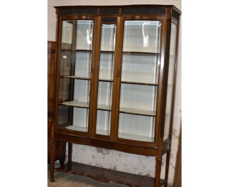 MAHOGANY DOUBLE DOOR DISPLAY CABINET WITH UNDER SHELF     