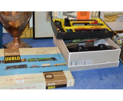 BOXED HORNBY DUBLO TRAIN SET &amp; 2 BOXES WITH MODEL RAILWAY ACCESSORIES     