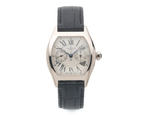 CARTIER TORTUE MONOPOUSSOIR CPCP. REF. 2714., Montre bracelet en or gris 18K avec chronographe monopoussoir sur cuir. BOÎTIER