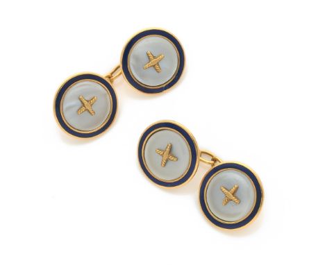 ANNEES 1925 PAIRE DE BOUTONS DE MANCHETTE NACRE, Ils sont de forme ronde à l'imitation d'un bouton plaqué de nacre dans un fi